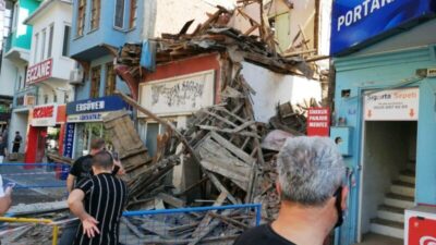 Bursa’da tarihi bina çöktü