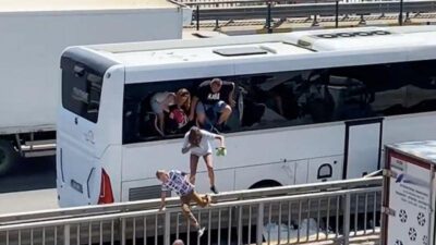 Otobüs kaza yaptı, turistler camdan atladı