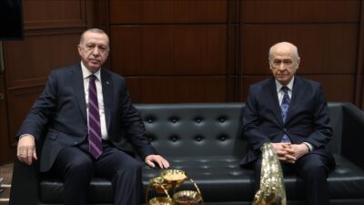 Bahçeli’den Cumhurbaşkanı Erdoğan’a tebrik ve hediye