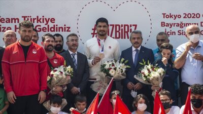 Tokyo’da bronz madalya kazanan Taha Akgül Ankara’da çiçeklerle karşılandı