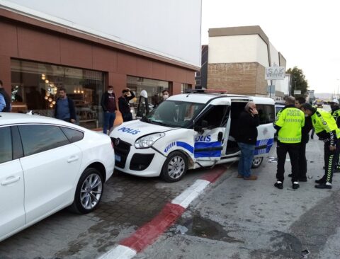 Bursa&#39;da otomobil ile polis otosu çarpıştı: 2&#39;si polis 3 yaralı - Olay  Gazetesi Bursa