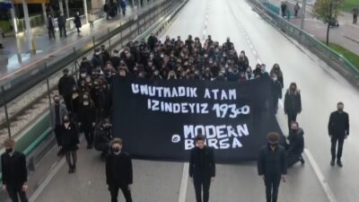 Öğrenciler Bursa-İzmir yolunu trafiğe kapattı