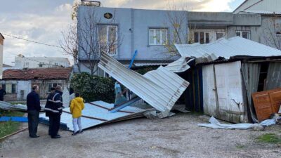 Bursa’da lodos çatıları uçurdu, evler ve arabalar zarar gördü