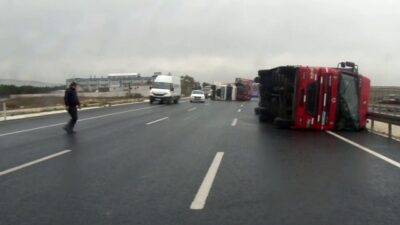 TIR’ın lodos nedeniyle devrilme anı kamerada