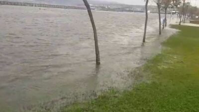 Korkutan görüntü! Deniz şehre aktı