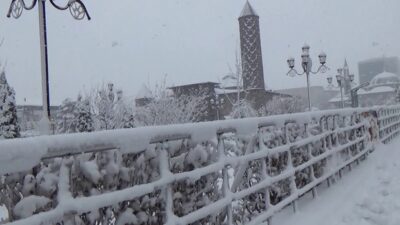 Erzurum’da kar yağışı görsel şölen oluşturdu