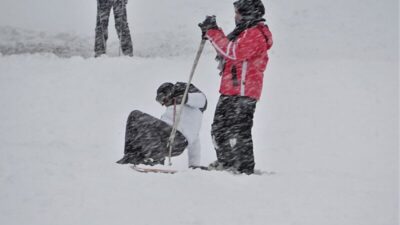 Uludağ’da düşe kalka kayak keyfi