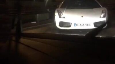 Bursa’da kayganlaşan yolda kontrolden çıktı, bariyerlere çarptı