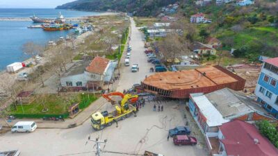 Bursa’da devasa tekneyi karadan yürütüp sahile böyle taşıdılar