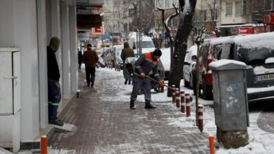 İnegöl’de kaldırımlar kar ve buzdan temizleniyor