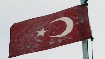 Mehmetçik’ten bayrak donduran soğukta vatan nöbeti