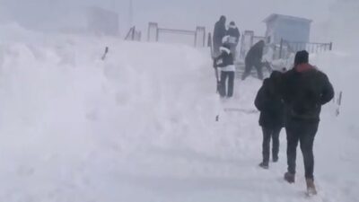 Uludağ’da kar fırtınası karavanları böyle yuttu