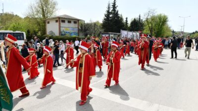 Mustafakemalpaşa’da çocuk mehteranlar 23 Nisan’a damga vurdu