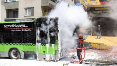 Yolcusunu alarak harekete geçen otobüs işte böyle alev almış