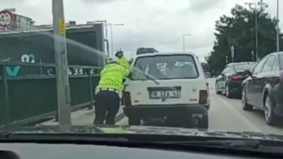 Bursa’da trafik polisinden takdir toplayan hareket