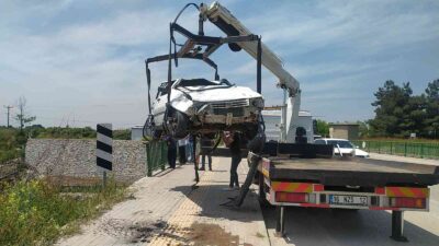 Bursa’da kontrolden çıkan otomobil köprüden uçtu: 2 yaralı