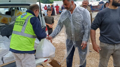 Yağıştan etkilenen işçilere İnegöl Belediyesi’nden yardım eli