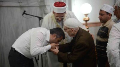 Başkan Oktay Yılmaz bayramı Tatbikat Camii’nde karşıladı