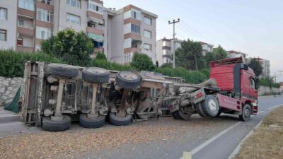 Bursa’da TIR devrildi! Yol kapandı…