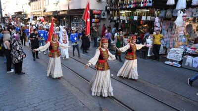 Türk Dünyası Ata Sporları Şenliği renkli kortej yürüyüşüyle başladı