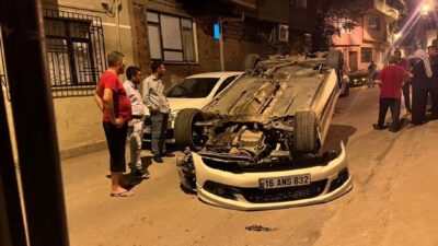 Bursa’da ara sokakta hız yapan otomobil, 3 otomobile çarparak takla attı