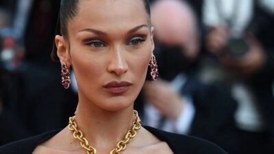 Bella Hadid iç çamaşırlı pozuyla mest etti!