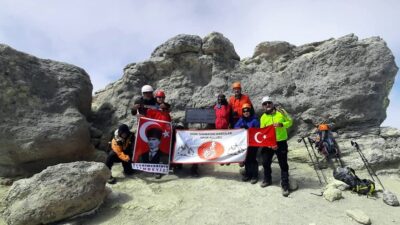 Bursalı dağcılar İran’ın en yüksek dağında!