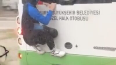 Bursa’da otobüse asılan örümcek çocuk kameraya yansıdı