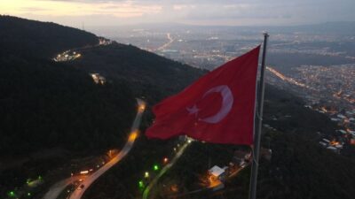 600 metrekarelik Türk bayrağı göklere çekildi