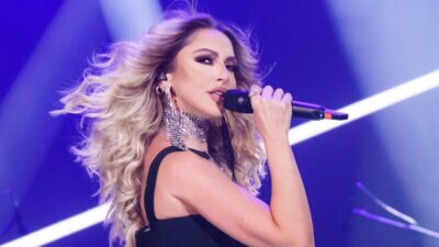 Süper mini elbise giyen Hadise’nin yırtmacı dikkat çekti!