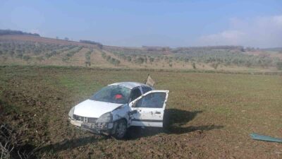 Bursa’da kontrolden çıkan otomobil tarlaya uçtu: 3 yaralı