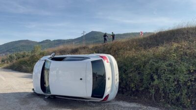 Bursa’da otomobil şarampole uçtu