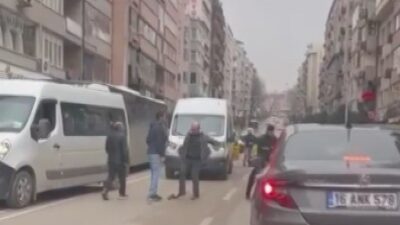 Bursa’da servis ve otobüs şoförünün yol verme kavgası kameralarda