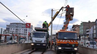 Bursa’da metro hattına çatı uçtu, ekipler seferber oldu