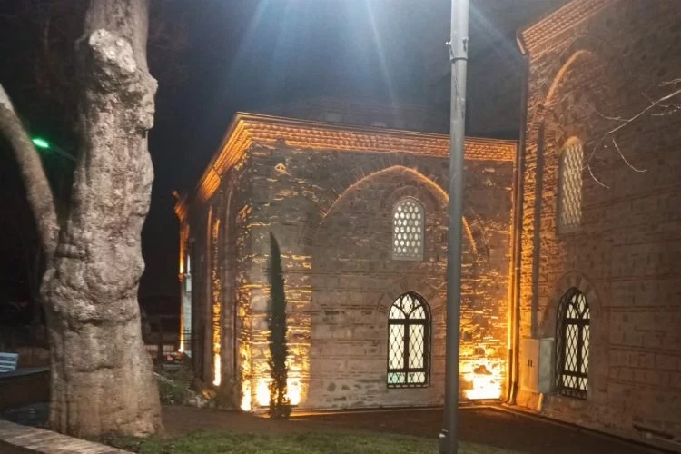 Bursa’da restorasyonu tamamlanan cami teravih namazıyla ibadete açıldı