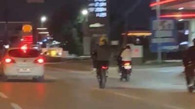 Motosikletli gençlerin trafikteki tehlikeli hareketleri kameralarda