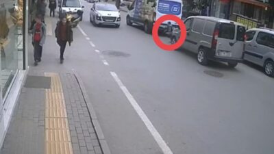 Yolun karşısına geçmek isteyen çocuğa otomobil çarptı