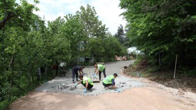 İnegöl Mezit Mahallesi’nin yolları parke taşla kaplanıyor