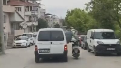 Motosikleti seyir halindeki aracın camından sarkarak götürdü