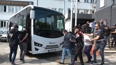 Genç kızları katalog üzerinden fuhşa sürüklüyorlardı…17 zanlı adliyeye sevk edildi