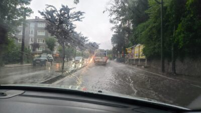 Bursa’da şiddetli yağış! Sokak ve caddeler göle döndü…