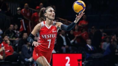 Ünlü voleybolcudan bikinili pozlar!