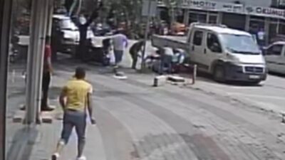 Bursa’da kamyonet ile elektrikli bisikletin çarpıştığı kaza kamerada