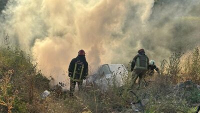 Şarampole uçan araç alevlere teslim oldu: 2 yaralı