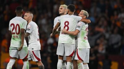 Atatürk Olimpiyat’ın zemini gündem oldu! Futbolcular yeşile döndü