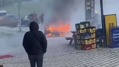 Bursa’da seyir halindeki araç yandı! O anlar kamerada