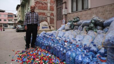 Topladığı 1 ton kapakla engelliler için tekerlekli sandalye aldı