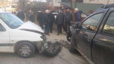 İznik’te otomobiller kafa kafaya çarpıştı