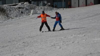 Görme engelli gençler Uludağ’da kayak öğrendi