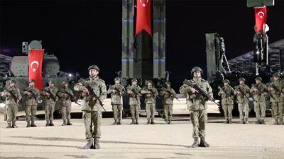 04.17’de zaman durdu! Mehmetçikten saygı duruşu